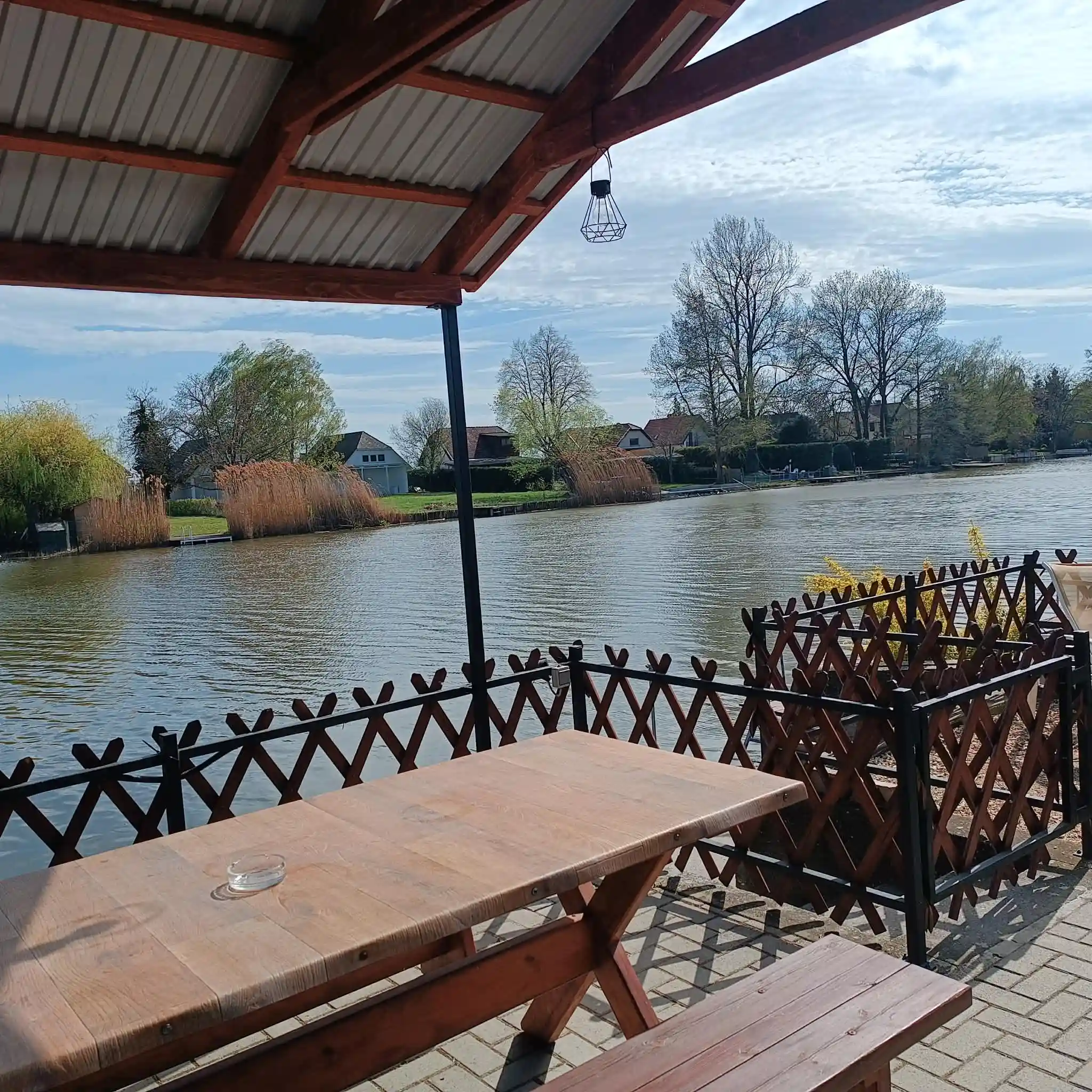 Kiülő a vízparton